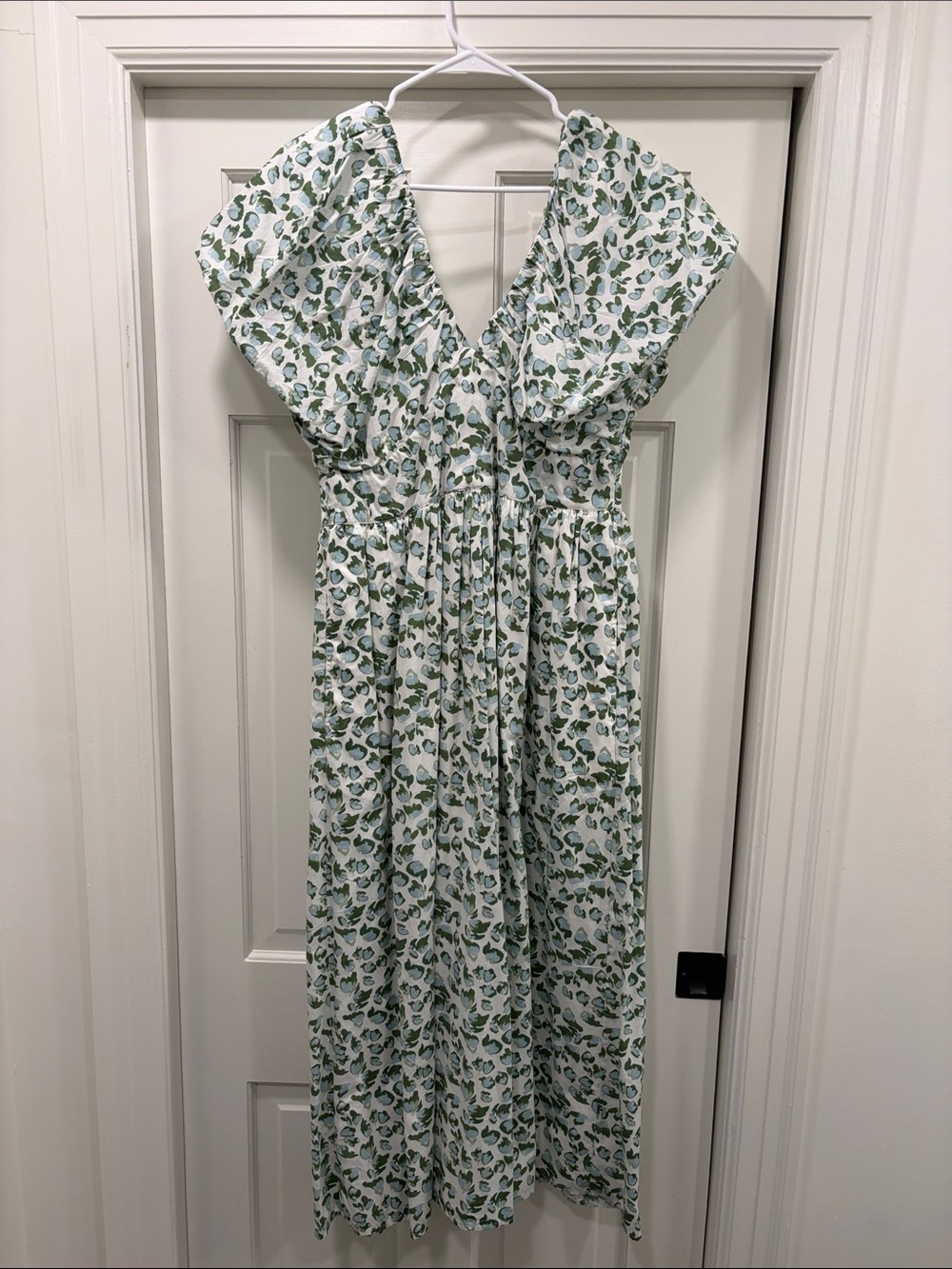 NWT crown & ivy White Maxi Dress with Green Leaf Print